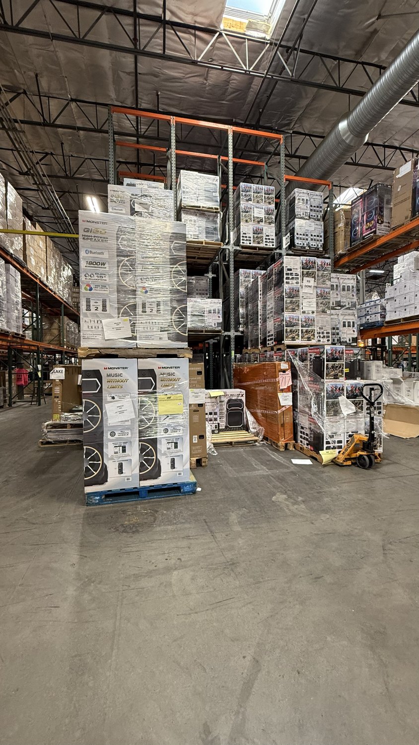 Inventario en racks de la bodega